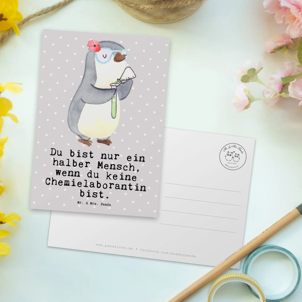 Postkarte Chemielaborantin mit Herz Postkarte, Karte, Geschenkkarte, Grußkarte, Einladung, Ansichtskarte, Geburtstagskarte, Einladungskarte, Dankeskarte, Ansichtskarten, Einladung Geburtstag, Einladungskarten Geburtstag, Beruf, Ausbildung, Jubiläum, Abschied, Rente, Kollege, Kollegin, Geschenk, Schenken, Arbeitskollege, Mitarbeiter, Firma, Danke, Dankeschön, Chemikerin, Chemielaborantin, Naturwissenschaftlerin, Labor, Studium, Forschung, Wissenschaftlerin