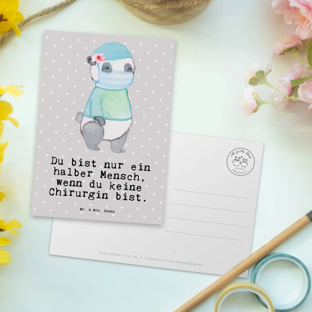 Postkarte Chirurgin mit Herz Postkarte, Karte, Geschenkkarte, Grußkarte, Einladung, Ansichtskarte, Geburtstagskarte, Einladungskarte, Dankeskarte, Ansichtskarten, Einladung Geburtstag, Einladungskarten Geburtstag, Beruf, Ausbildung, Jubiläum, Abschied, Rente, Kollege, Kollegin, Geschenk, Schenken, Arbeitskollege, Mitarbeiter, Firma, Danke, Dankeschön, Chirurgin, Unfallchirurgini, Notfallchirurgin, Krankenhaus, Ärztin, Medizinerin