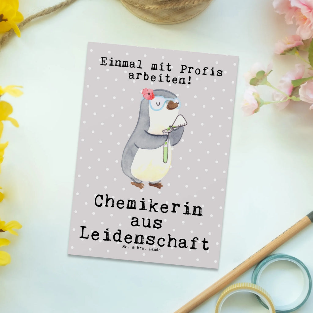 Postkarte Chemikerin aus Leidenschaft Postkarte, Karte, Geschenkkarte, Grußkarte, Einladung, Ansichtskarte, Geburtstagskarte, Einladungskarte, Dankeskarte, Ansichtskarten, Einladung Geburtstag, Einladungskarten Geburtstag, Beruf, Ausbildung, Jubiläum, Abschied, Rente, Kollege, Kollegin, Geschenk, Schenken, Arbeitskollege, Mitarbeiter, Firma, Danke, Dankeschön, Chemikerin, Chemielaborantin, Naturwissenschaftlerin, Labor, Studium, Forschung, Wissenschaftlerin