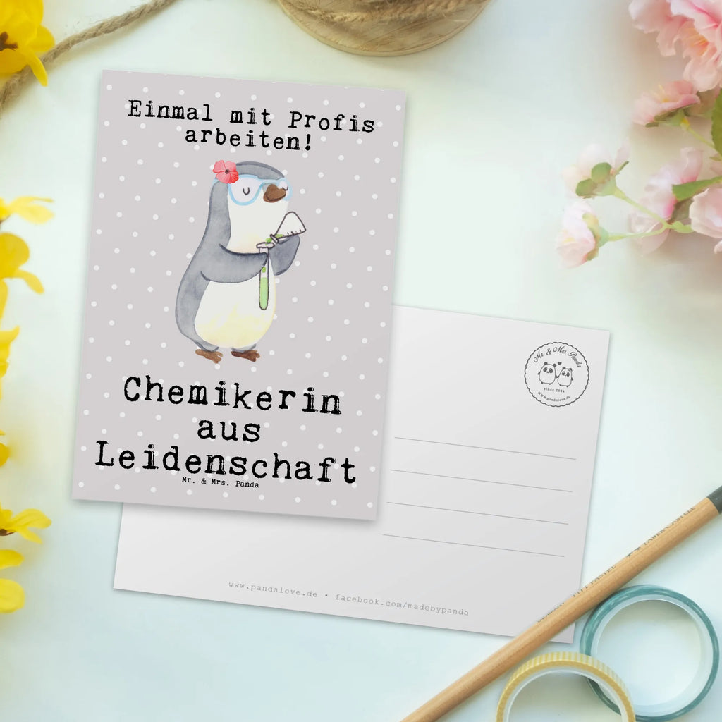 Postkarte Chemikerin aus Leidenschaft Postkarte, Karte, Geschenkkarte, Grußkarte, Einladung, Ansichtskarte, Geburtstagskarte, Einladungskarte, Dankeskarte, Ansichtskarten, Einladung Geburtstag, Einladungskarten Geburtstag, Beruf, Ausbildung, Jubiläum, Abschied, Rente, Kollege, Kollegin, Geschenk, Schenken, Arbeitskollege, Mitarbeiter, Firma, Danke, Dankeschön, Chemikerin, Chemielaborantin, Naturwissenschaftlerin, Labor, Studium, Forschung, Wissenschaftlerin