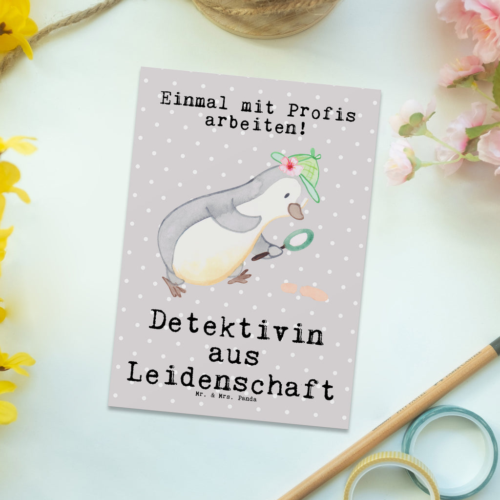 Postkarte Detektivin aus Leidenschaft Postkarte, Karte, Geschenkkarte, Grußkarte, Einladung, Ansichtskarte, Geburtstagskarte, Einladungskarte, Dankeskarte, Ansichtskarten, Einladung Geburtstag, Einladungskarten Geburtstag, Beruf, Ausbildung, Jubiläum, Abschied, Rente, Kollege, Kollegin, Geschenk, Schenken, Arbeitskollege, Mitarbeiter, Firma, Danke, Dankeschön, Detektivin, Ermittlerin, Agentin, Privatdetektei, Berufsdetektivin, Wirtschaftsdetektei, Detektivausbildung, Spurensuche