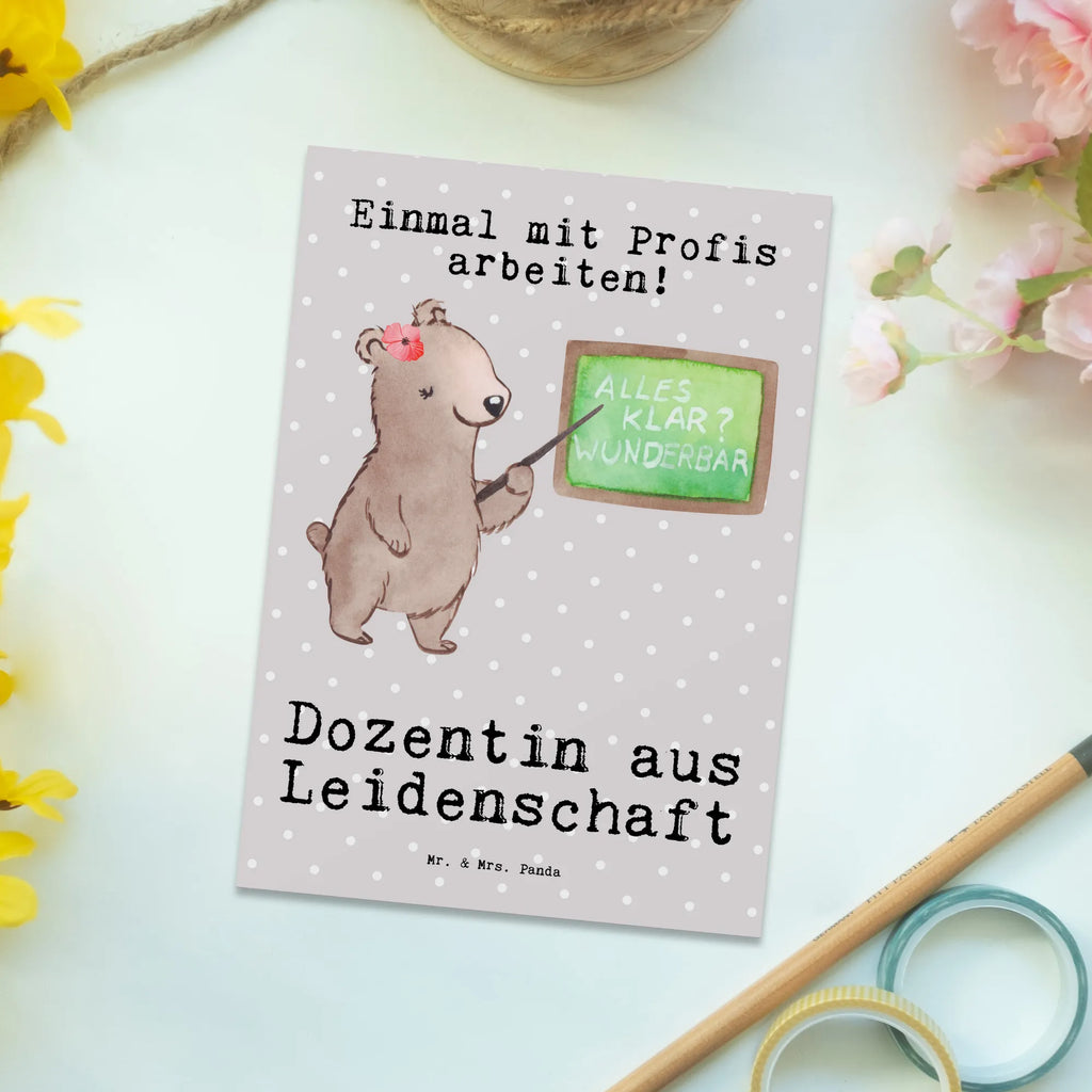 Postkarte Dozentin aus Leidenschaft Postkarte, Karte, Geschenkkarte, Grußkarte, Einladung, Ansichtskarte, Geburtstagskarte, Einladungskarte, Dankeskarte, Ansichtskarten, Einladung Geburtstag, Einladungskarten Geburtstag, Beruf, Ausbildung, Jubiläum, Abschied, Rente, Kollege, Kollegin, Geschenk, Schenken, Arbeitskollege, Mitarbeiter, Firma, Danke, Dankeschön, Dozentin, Professorin, Universität, Vorlesung, Tutorin, Akademikerin, Uni, Unterricht