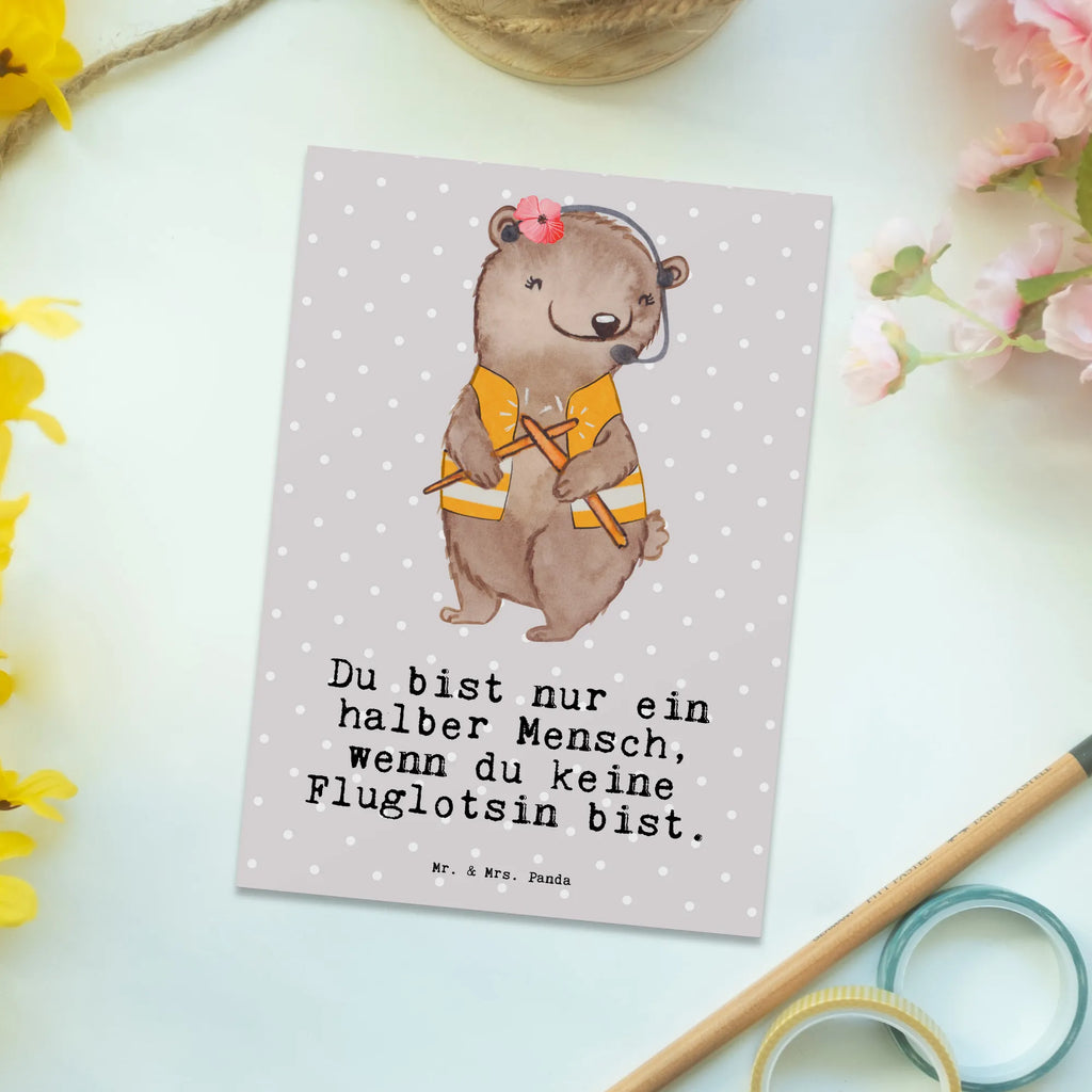 Postkarte Fluglotsin mit Herz Postkarte, Karte, Geschenkkarte, Grußkarte, Einladung, Ansichtskarte, Geburtstagskarte, Einladungskarte, Dankeskarte, Ansichtskarten, Einladung Geburtstag, Einladungskarten Geburtstag, Beruf, Ausbildung, Jubiläum, Abschied, Rente, Kollege, Kollegin, Geschenk, Schenken, Arbeitskollege, Mitarbeiter, Firma, Danke, Dankeschön, Fluglotsin, Flugverkehrsleiterin, Luftfahrtpersonal, Flugsicherung