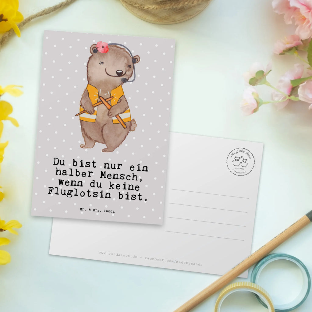 Postkarte Fluglotsin mit Herz Postkarte, Karte, Geschenkkarte, Grußkarte, Einladung, Ansichtskarte, Geburtstagskarte, Einladungskarte, Dankeskarte, Ansichtskarten, Einladung Geburtstag, Einladungskarten Geburtstag, Beruf, Ausbildung, Jubiläum, Abschied, Rente, Kollege, Kollegin, Geschenk, Schenken, Arbeitskollege, Mitarbeiter, Firma, Danke, Dankeschön, Fluglotsin, Flugverkehrsleiterin, Luftfahrtpersonal, Flugsicherung