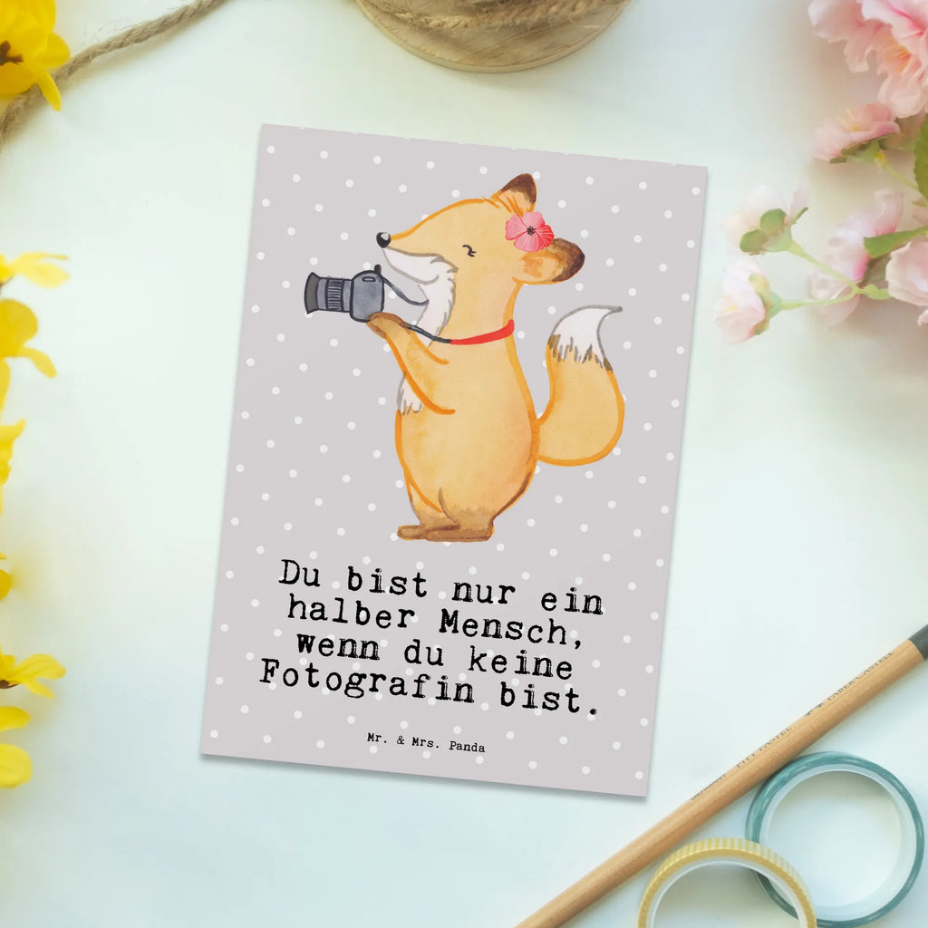 Postkarte Fotografin mit Herz Postkarte, Karte, Geschenkkarte, Grußkarte, Einladung, Ansichtskarte, Geburtstagskarte, Einladungskarte, Dankeskarte, Ansichtskarten, Einladung Geburtstag, Einladungskarten Geburtstag, Beruf, Ausbildung, Jubiläum, Abschied, Rente, Kollege, Kollegin, Geschenk, Schenken, Arbeitskollege, Mitarbeiter, Firma, Danke, Dankeschön, Fotografin, Fotoreporterin, Hobbyfotografin, Hochzeitsfotografin, Fotografie, Profi Fotografin