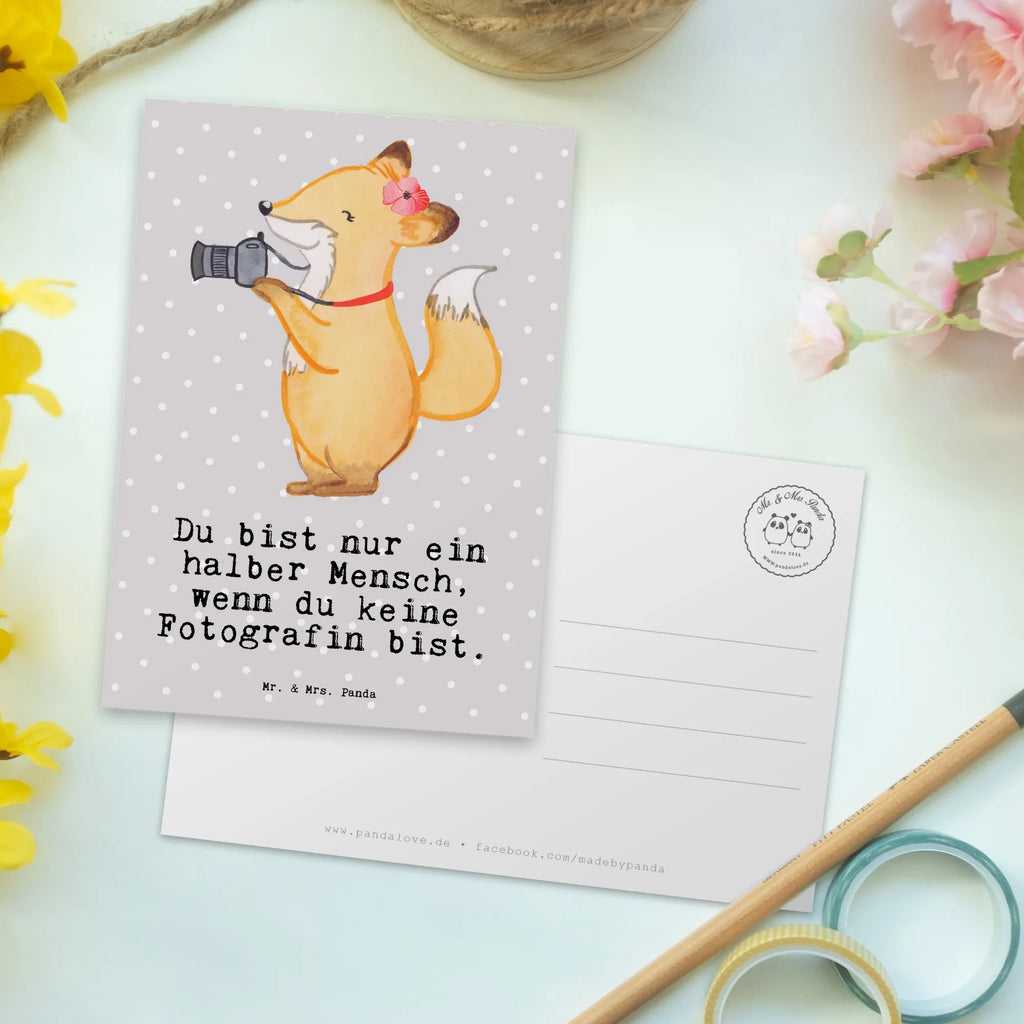 Postkarte Fotografin mit Herz Postkarte, Karte, Geschenkkarte, Grußkarte, Einladung, Ansichtskarte, Geburtstagskarte, Einladungskarte, Dankeskarte, Ansichtskarten, Einladung Geburtstag, Einladungskarten Geburtstag, Beruf, Ausbildung, Jubiläum, Abschied, Rente, Kollege, Kollegin, Geschenk, Schenken, Arbeitskollege, Mitarbeiter, Firma, Danke, Dankeschön, Fotografin, Fotoreporterin, Hobbyfotografin, Hochzeitsfotografin, Fotografie, Profi Fotografin