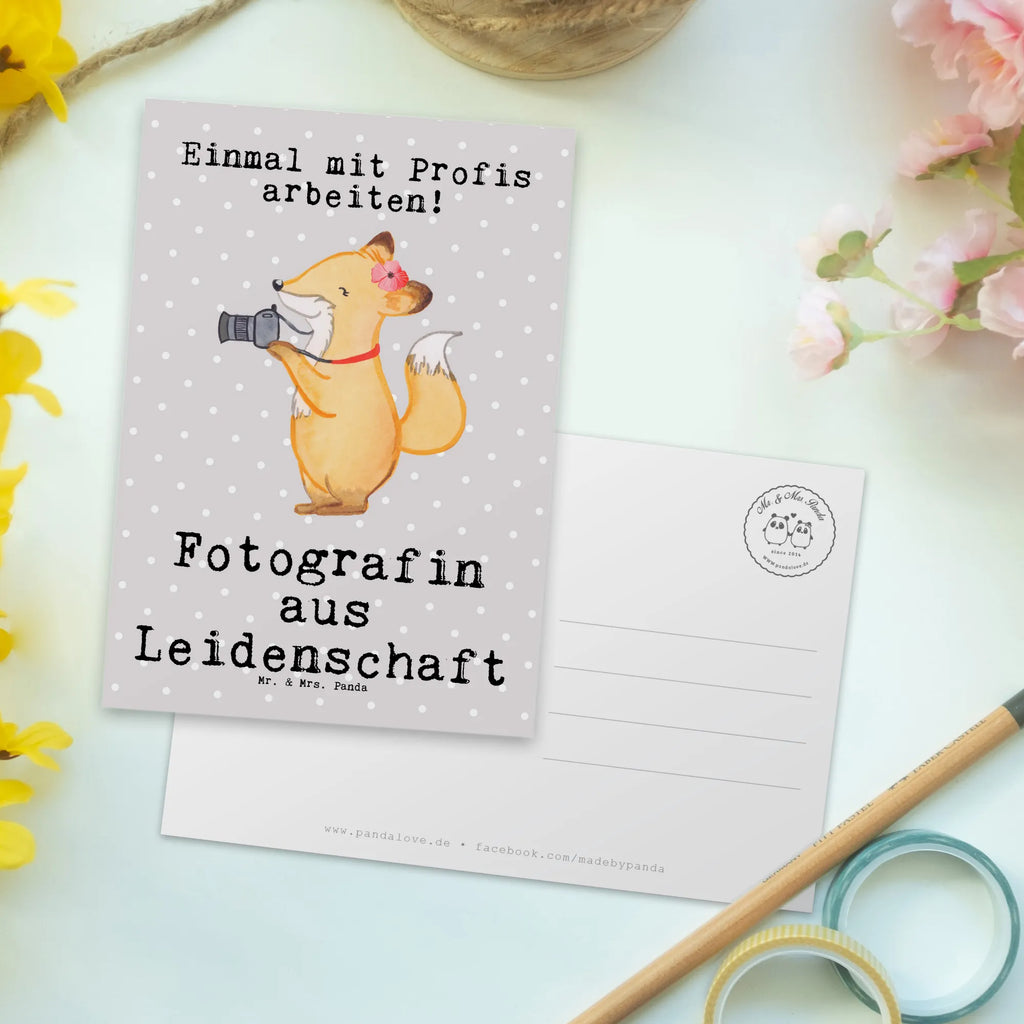 Postkarte Fotografin aus Leidenschaft Postkarte, Karte, Geschenkkarte, Grußkarte, Einladung, Ansichtskarte, Geburtstagskarte, Einladungskarte, Dankeskarte, Ansichtskarten, Einladung Geburtstag, Einladungskarten Geburtstag, Beruf, Ausbildung, Jubiläum, Abschied, Rente, Kollege, Kollegin, Geschenk, Schenken, Arbeitskollege, Mitarbeiter, Firma, Danke, Dankeschön, Fotografin, Fotoreporterin, Hobbyfotografin, Hochzeitsfotografin, Fotografie, Profi Fotografin