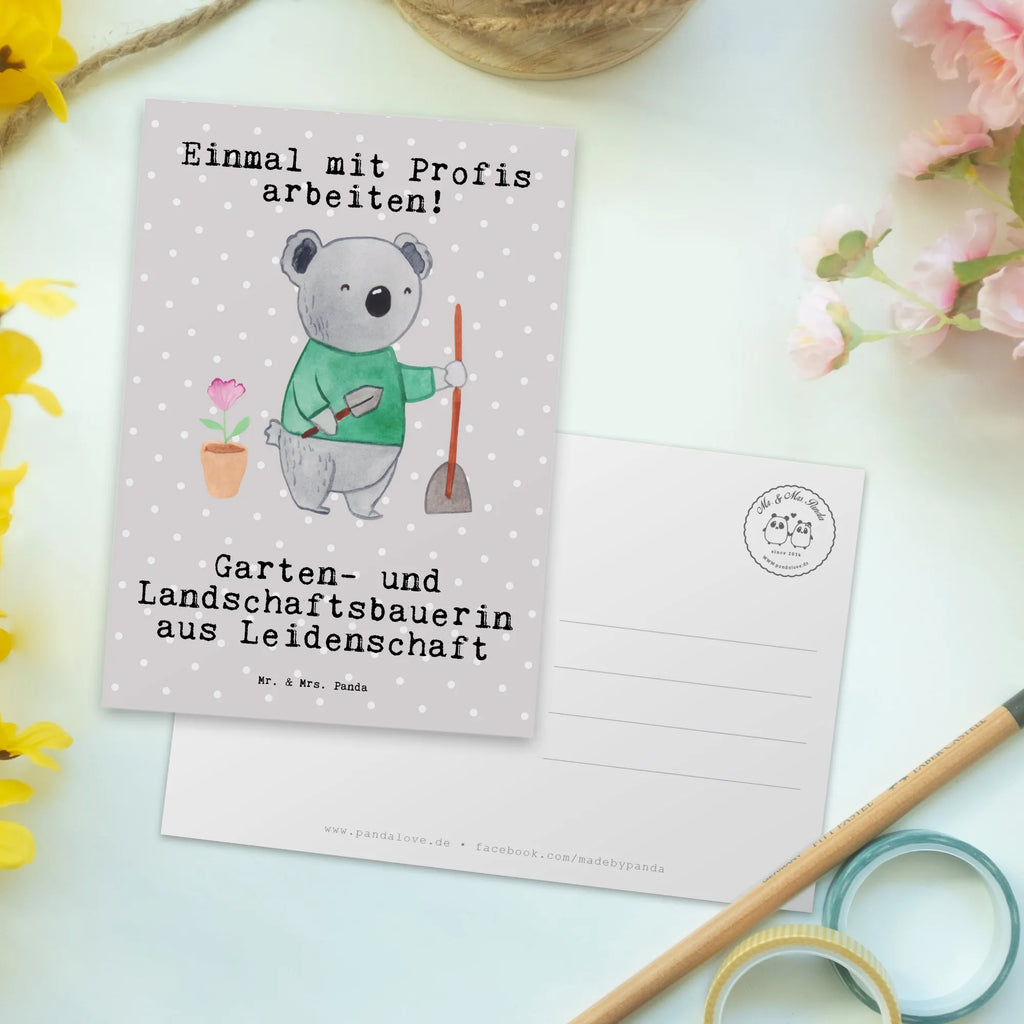 Postkarte Garten- und Landschaftsbauerin aus Leidenschaft Postkarte, Karte, Geschenkkarte, Grußkarte, Einladung, Ansichtskarte, Geburtstagskarte, Einladungskarte, Dankeskarte, Ansichtskarten, Einladung Geburtstag, Einladungskarten Geburtstag, Beruf, Ausbildung, Jubiläum, Abschied, Rente, Kollege, Kollegin, Geschenk, Schenken, Arbeitskollege, Mitarbeiter, Firma, Danke, Dankeschön, Gärtnerin, Gartenplaner, Gärtnerei, Gartenbau, Hobbygärtnerin, Garten- und Landschaftsbauerin