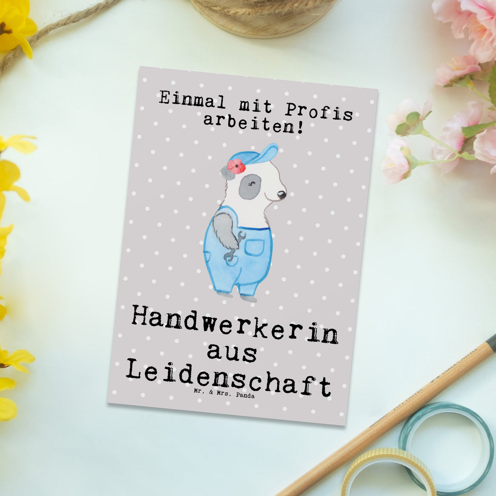 Postkarte Handwerkerin aus Leidenschaft Postkarte, Karte, Geschenkkarte, Grußkarte, Einladung, Ansichtskarte, Geburtstagskarte, Einladungskarte, Dankeskarte, Ansichtskarten, Einladung Geburtstag, Einladungskarten Geburtstag, Beruf, Ausbildung, Jubiläum, Abschied, Rente, Kollege, Kollegin, Geschenk, Schenken, Arbeitskollege, Mitarbeiter, Firma, Danke, Dankeschön, Handwerkerin, Gesellenprüfung, Handwerksbetrieb, Werkstatt