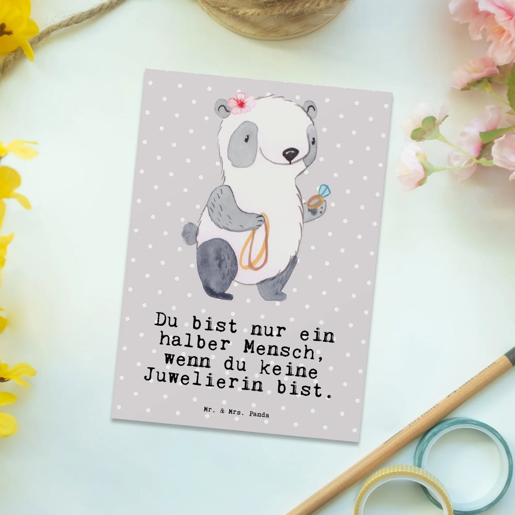 Postkarte Juwelierin Herz Postkarte, Karte, Geschenkkarte, Grußkarte, Einladung, Ansichtskarte, Geburtstagskarte, Einladungskarte, Dankeskarte, Ansichtskarten, Einladung Geburtstag, Einladungskarten Geburtstag, Beruf, Ausbildung, Jubiläum, Abschied, Rente, Kollege, Kollegin, Geschenk, Schenken, Arbeitskollege, Mitarbeiter, Firma, Danke, Dankeschön, Juwelierin, Goldschmiedin, Schmuckwarenhändlerin, Schmuckgeschäft, Eröffnung