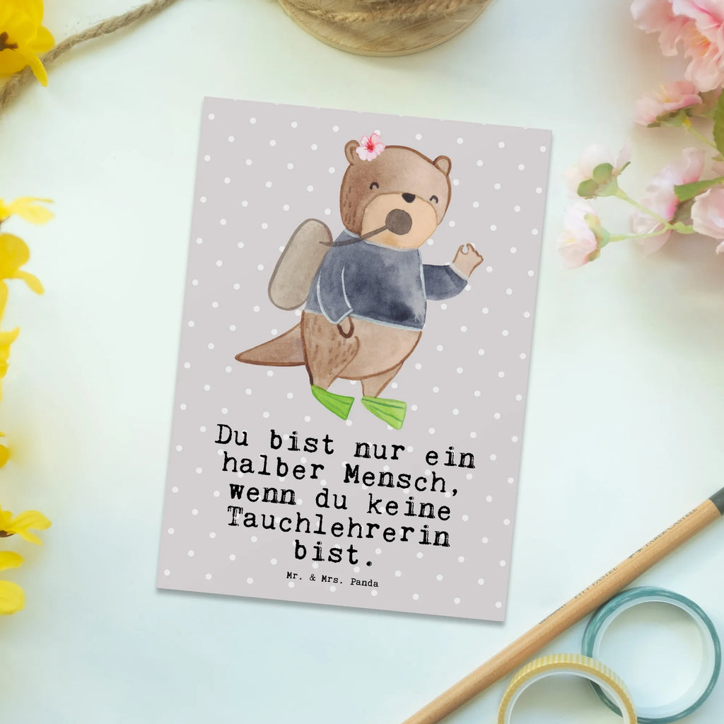 Postkarte Tauchlehrerin mit Herz Postkarte, Karte, Geschenkkarte, Grußkarte, Einladung, Ansichtskarte, Geburtstagskarte, Einladungskarte, Dankeskarte, Ansichtskarten, Einladung Geburtstag, Einladungskarten Geburtstag, Beruf, Ausbildung, Jubiläum, Abschied, Rente, Kollege, Kollegin, Geschenk, Schenken, Arbeitskollege, Mitarbeiter, Firma, Danke, Dankeschön