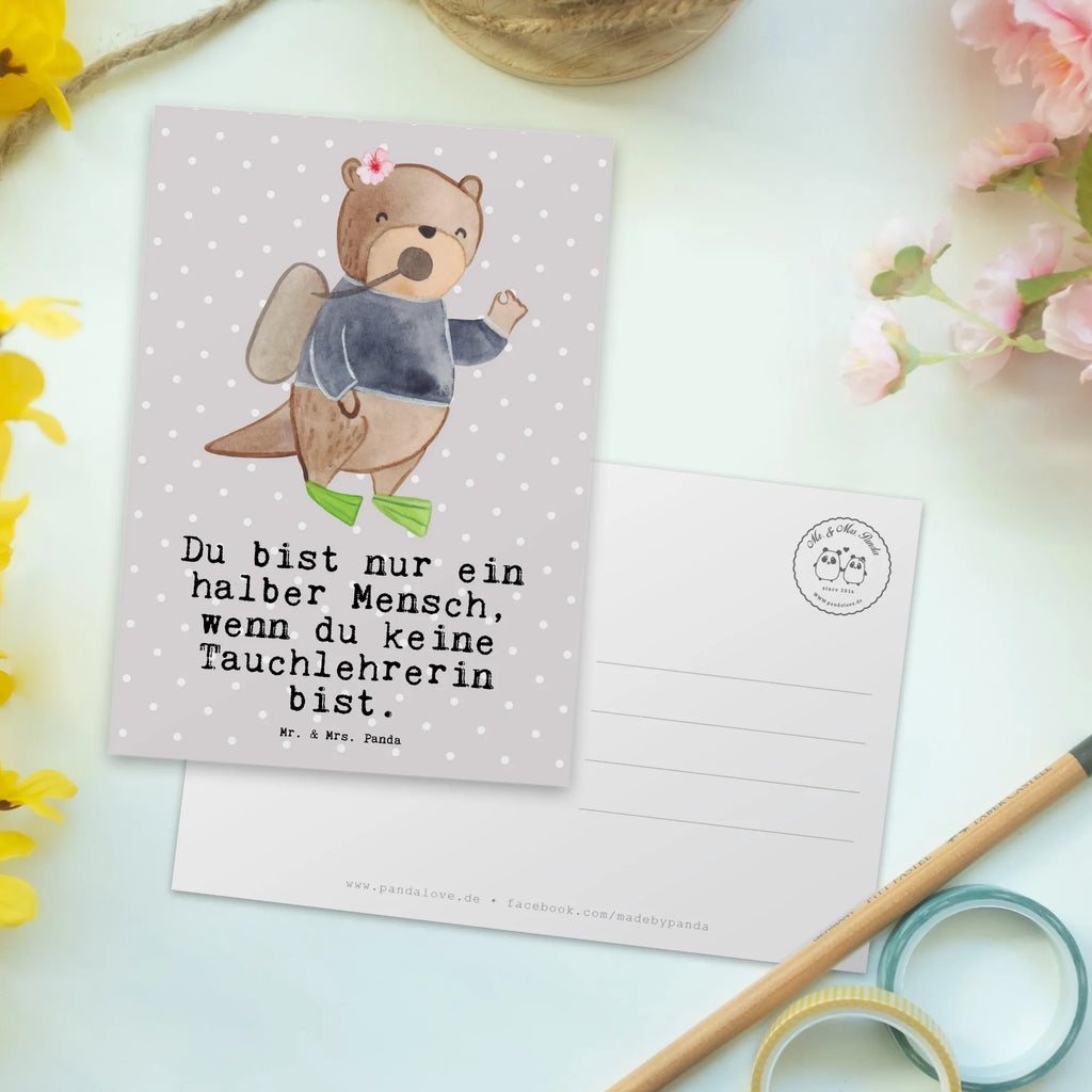 Postkarte Tauchlehrerin mit Herz Postkarte, Karte, Geschenkkarte, Grußkarte, Einladung, Ansichtskarte, Geburtstagskarte, Einladungskarte, Dankeskarte, Ansichtskarten, Einladung Geburtstag, Einladungskarten Geburtstag, Beruf, Ausbildung, Jubiläum, Abschied, Rente, Kollege, Kollegin, Geschenk, Schenken, Arbeitskollege, Mitarbeiter, Firma, Danke, Dankeschön