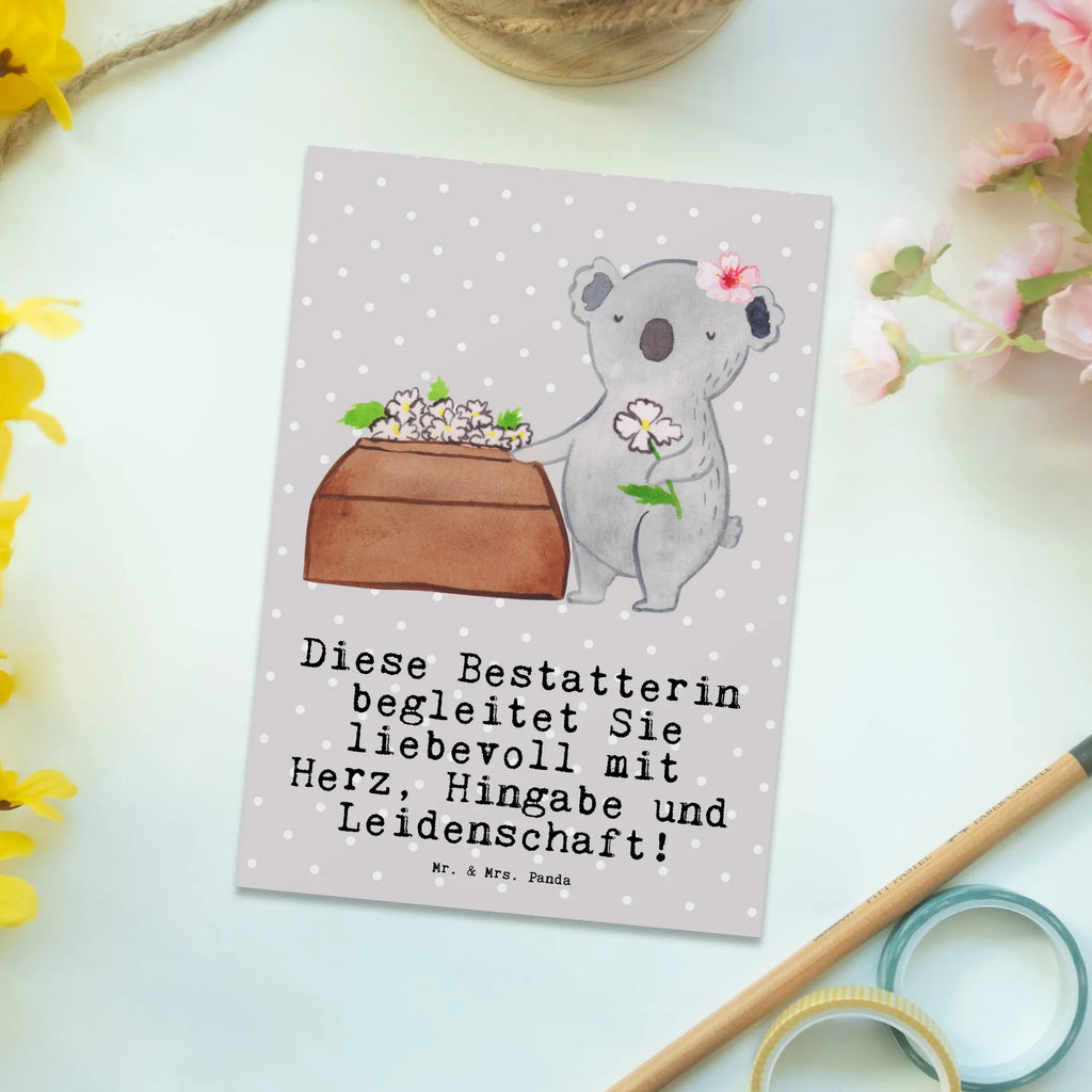 Postkarte Bestatterin mit Herz Postkarte, Karte, Geschenkkarte, Grußkarte, Einladung, Ansichtskarte, Geburtstagskarte, Einladungskarte, Dankeskarte, Ansichtskarten, Einladung Geburtstag, Einladungskarten Geburtstag, Beruf, Ausbildung, Jubiläum, Abschied, Rente, Kollege, Kollegin, Geschenk, Schenken, Arbeitskollege, Mitarbeiter, Firma, Danke, Dankeschön