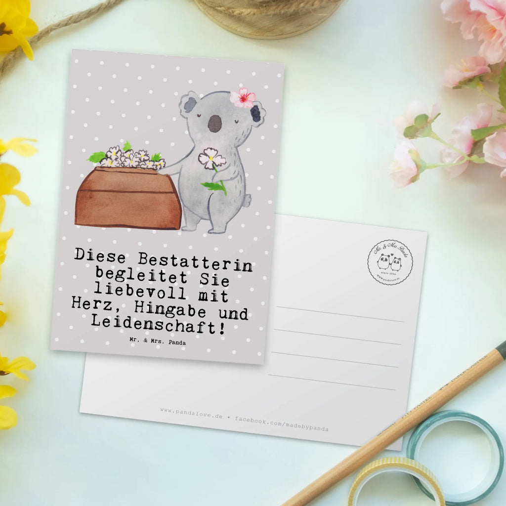 Postkarte Bestatterin mit Herz Postkarte, Karte, Geschenkkarte, Grußkarte, Einladung, Ansichtskarte, Geburtstagskarte, Einladungskarte, Dankeskarte, Ansichtskarten, Einladung Geburtstag, Einladungskarten Geburtstag, Beruf, Ausbildung, Jubiläum, Abschied, Rente, Kollege, Kollegin, Geschenk, Schenken, Arbeitskollege, Mitarbeiter, Firma, Danke, Dankeschön