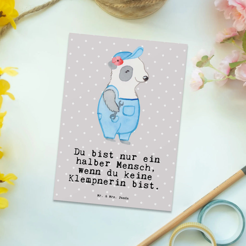 Postkarte Klempnerin mit Herz Postkarte, Karte, Geschenkkarte, Grußkarte, Einladung, Ansichtskarte, Geburtstagskarte, Einladungskarte, Dankeskarte, Ansichtskarten, Einladung Geburtstag, Einladungskarten Geburtstag, Beruf, Ausbildung, Jubiläum, Abschied, Rente, Kollege, Kollegin, Geschenk, Schenken, Arbeitskollege, Mitarbeiter, Firma, Danke, Dankeschön, Klempnerin, Handwerkerin, Installateurin, Meisterin, Gesellenprüfung, Fachbetrieb, Bauklempnerin, Sanitärinstallationen