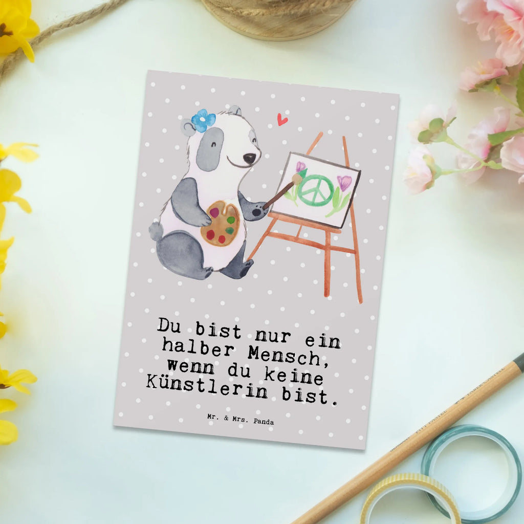 Postkarte Künstlerin mit Herz Postkarte, Karte, Geschenkkarte, Grußkarte, Einladung, Ansichtskarte, Geburtstagskarte, Einladungskarte, Dankeskarte, Ansichtskarten, Einladung Geburtstag, Einladungskarten Geburtstag, Beruf, Ausbildung, Jubiläum, Abschied, Rente, Kollege, Kollegin, Geschenk, Schenken, Arbeitskollege, Mitarbeiter, Firma, Danke, Dankeschön, Künstlerin, Malerin, Kunstmalerin, Galerie Eröffnung, Kunstschule