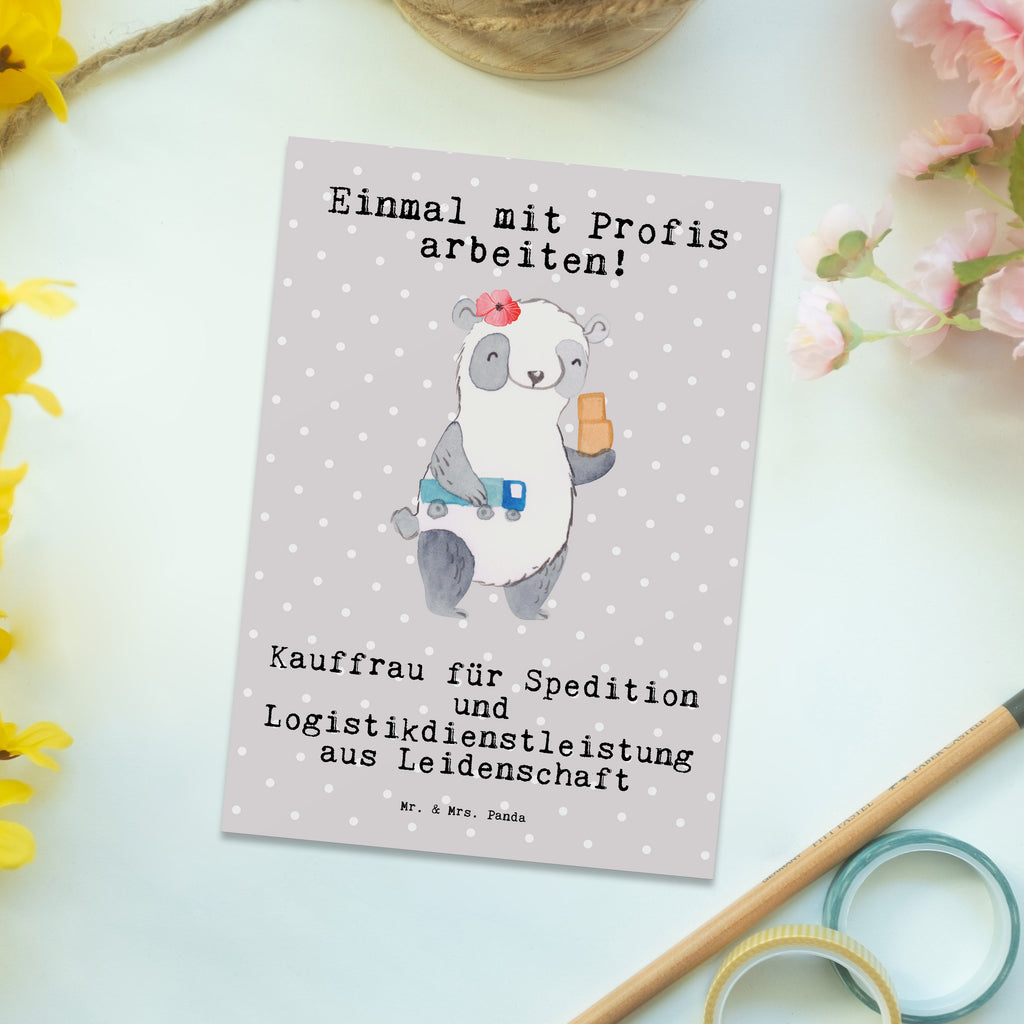 Postkarte Kauffrau für Spedition und Logistikdienstleistung aus Leidenschaft Postkarte, Karte, Geschenkkarte, Grußkarte, Einladung, Ansichtskarte, Geburtstagskarte, Einladungskarte, Dankeskarte, Ansichtskarten, Einladung Geburtstag, Einladungskarten Geburtstag, Beruf, Ausbildung, Jubiläum, Abschied, Rente, Kollege, Kollegin, Geschenk, Schenken, Arbeitskollege, Mitarbeiter, Firma, Danke, Dankeschön, Abschlussprüfung, Kauffrau für Spedition und Logistikdienstleistung, Ausbildungsgeschenk, Logistikerin, Speditionsmitarbeiterin