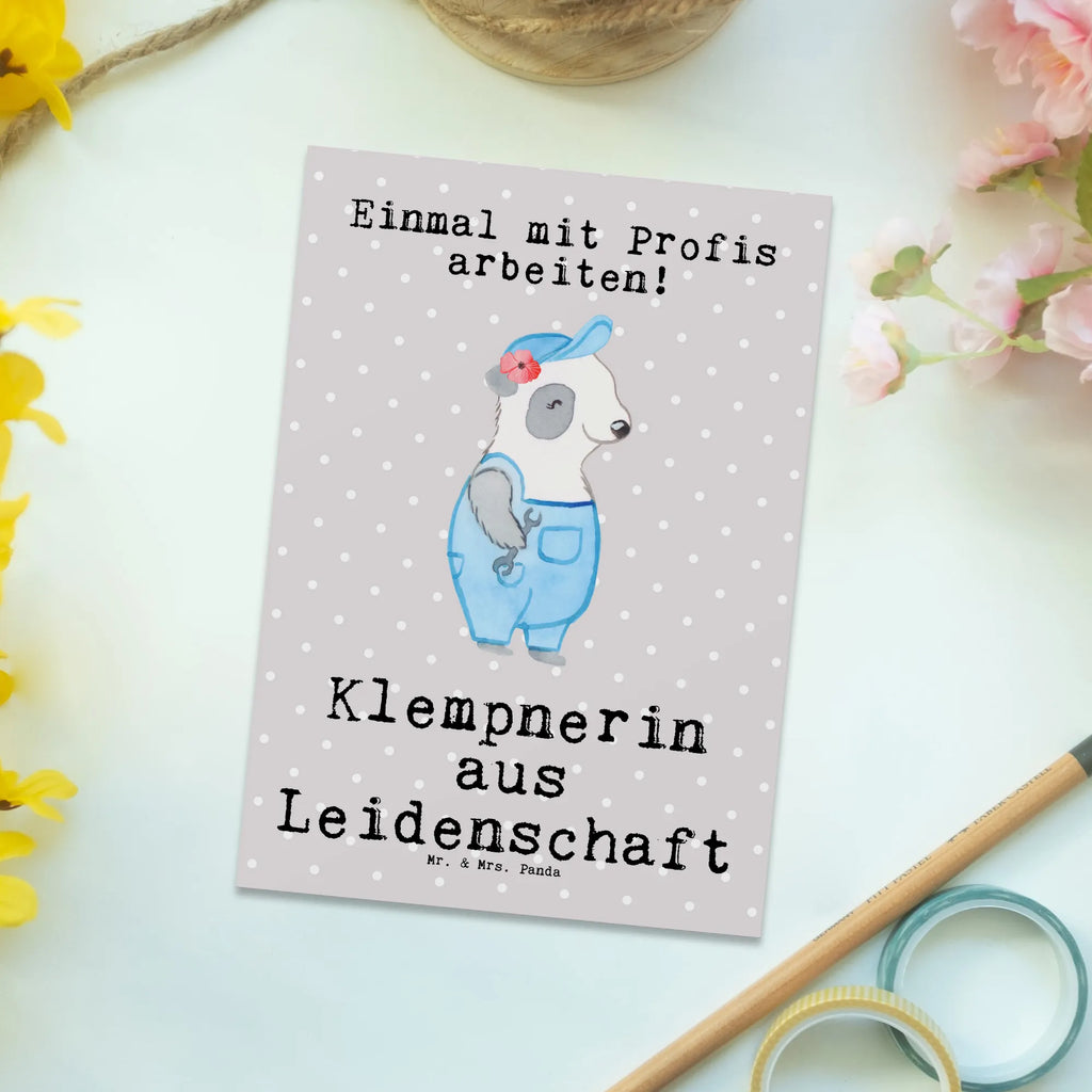 Postkarte Klempnerin Leidenschaft Postkarte, Karte, Geschenkkarte, Grußkarte, Einladung, Ansichtskarte, Geburtstagskarte, Einladungskarte, Dankeskarte, Ansichtskarten, Einladung Geburtstag, Einladungskarten Geburtstag, Beruf, Ausbildung, Jubiläum, Abschied, Rente, Kollege, Kollegin, Geschenk, Schenken, Arbeitskollege, Mitarbeiter, Firma, Danke, Dankeschön, Klempnerin, Handwerkerin, Installateurin, Meisterin, Gesellenprüfung, Fachbetrieb, Bauklempnerin, Sanitärinstallationen