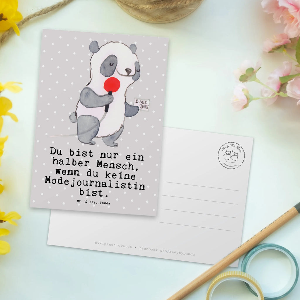 Postkarte Modejournalistin mit Herz Postkarte, Karte, Geschenkkarte, Grußkarte, Einladung, Ansichtskarte, Geburtstagskarte, Einladungskarte, Dankeskarte, Ansichtskarten, Einladung Geburtstag, Einladungskarten Geburtstag, Beruf, Ausbildung, Jubiläum, Abschied, Rente, Kollege, Kollegin, Geschenk, Schenken, Arbeitskollege, Mitarbeiter, Firma, Danke, Dankeschön, Modejournalistin, Journalistin, Reporterin, Redakteurin, Pressebüro, Studium