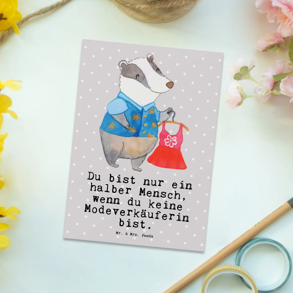 Postkarte Modeverkäuferin mit Herz Postkarte, Karte, Geschenkkarte, Grußkarte, Einladung, Ansichtskarte, Geburtstagskarte, Einladungskarte, Dankeskarte, Ansichtskarten, Einladung Geburtstag, Einladungskarten Geburtstag, Beruf, Ausbildung, Jubiläum, Abschied, Rente, Kollege, Kollegin, Geschenk, Schenken, Arbeitskollege, Mitarbeiter, Firma, Danke, Dankeschön, Modeverkäuferin, Verkäuferin, Fashion Store