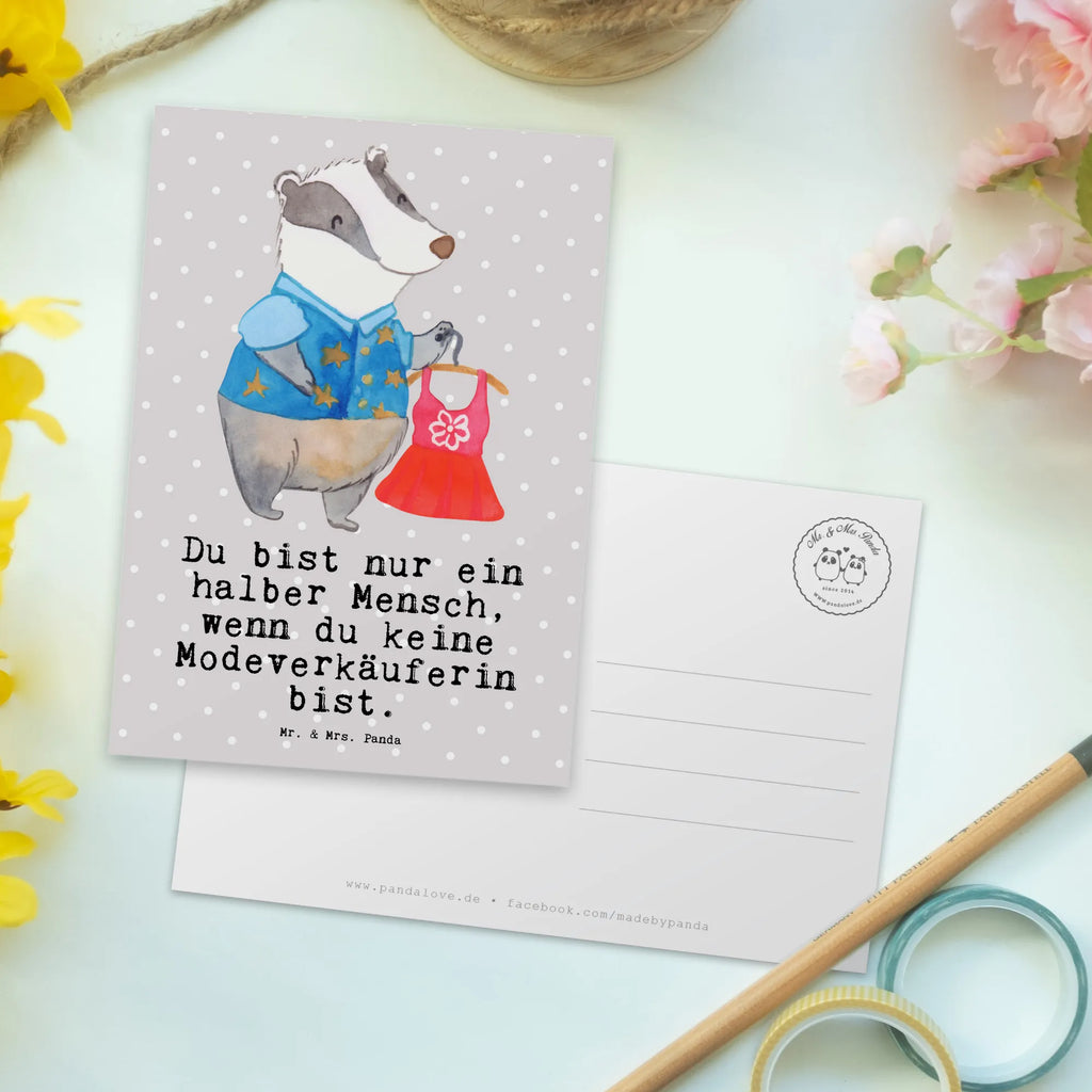 Postkarte Modeverkäuferin mit Herz Postkarte, Karte, Geschenkkarte, Grußkarte, Einladung, Ansichtskarte, Geburtstagskarte, Einladungskarte, Dankeskarte, Ansichtskarten, Einladung Geburtstag, Einladungskarten Geburtstag, Beruf, Ausbildung, Jubiläum, Abschied, Rente, Kollege, Kollegin, Geschenk, Schenken, Arbeitskollege, Mitarbeiter, Firma, Danke, Dankeschön, Modeverkäuferin, Verkäuferin, Fashion Store