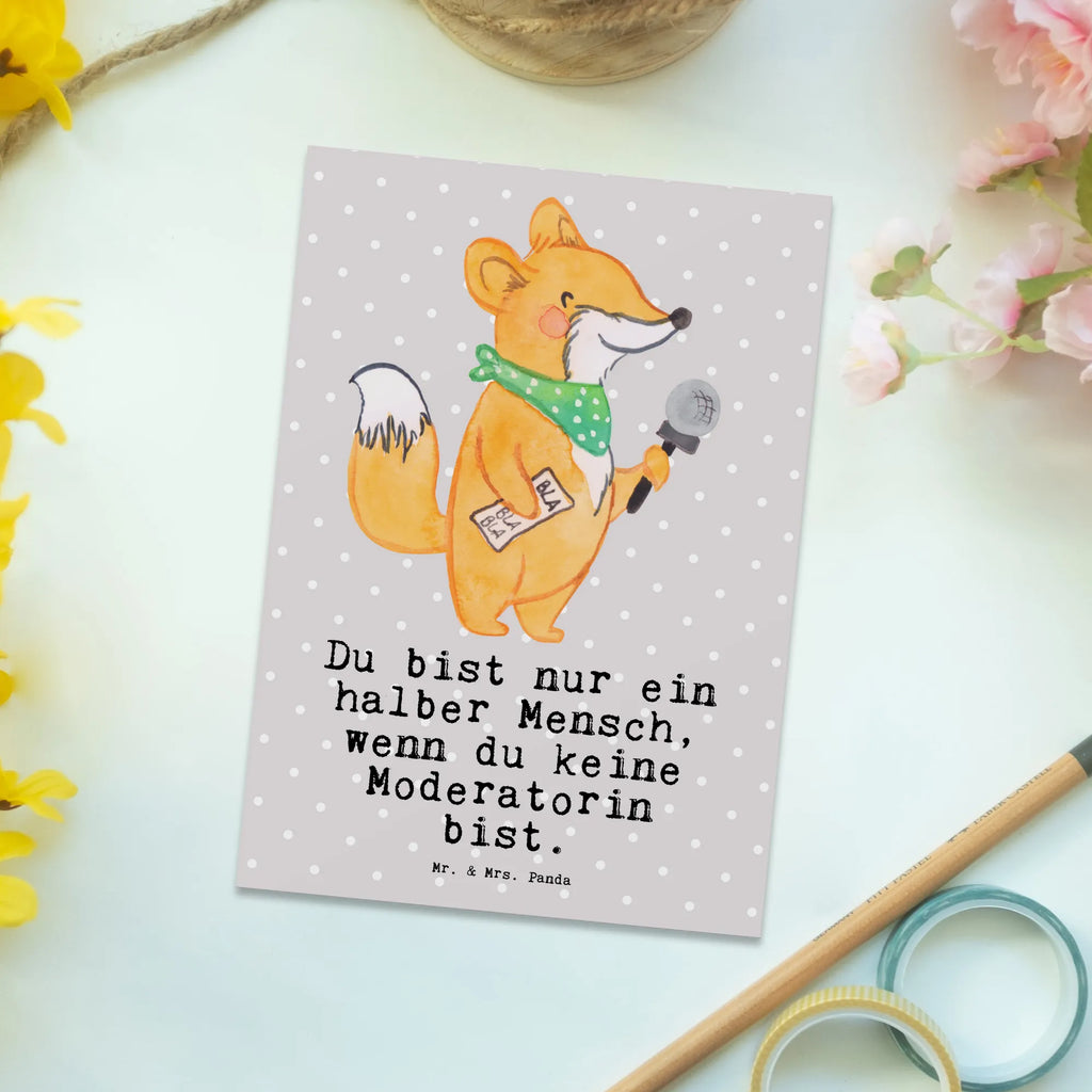 Postkarte Moderatorin mit Herz Postkarte, Karte, Geschenkkarte, Grußkarte, Einladung, Ansichtskarte, Geburtstagskarte, Einladungskarte, Dankeskarte, Ansichtskarten, Einladung Geburtstag, Einladungskarten Geburtstag, Beruf, Ausbildung, Jubiläum, Abschied, Rente, Kollege, Kollegin, Geschenk, Schenken, Arbeitskollege, Mitarbeiter, Firma, Danke, Dankeschön