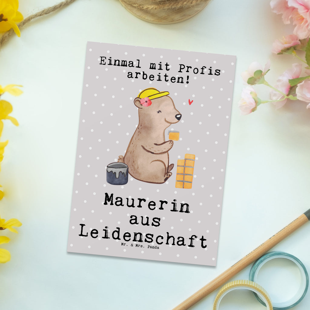 Postkarte Maurerin aus Leidenschaft Postkarte, Karte, Geschenkkarte, Grußkarte, Einladung, Ansichtskarte, Geburtstagskarte, Einladungskarte, Dankeskarte, Ansichtskarten, Einladung Geburtstag, Einladungskarten Geburtstag, Beruf, Ausbildung, Jubiläum, Abschied, Rente, Kollege, Kollegin, Geschenk, Schenken, Arbeitskollege, Mitarbeiter, Firma, Danke, Dankeschön, Maurerin, Maurermeisterin, Gesellenprüfung, Handwerkerin, Maurerbetrieb