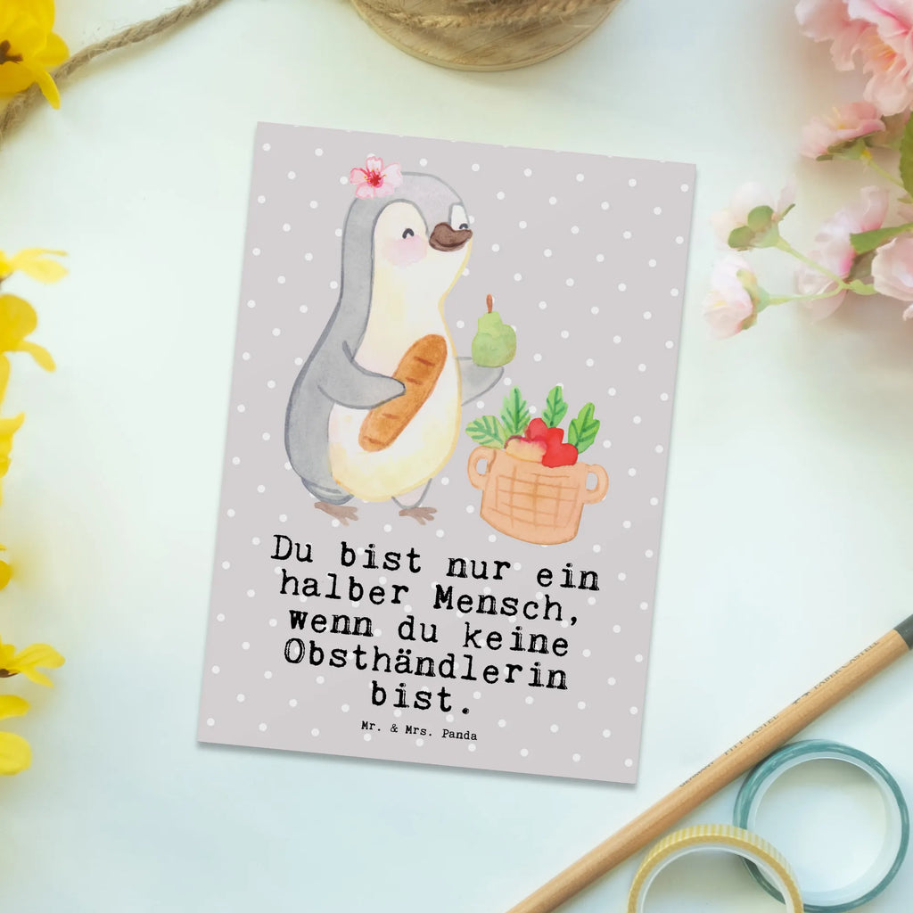 Postkarte Obsthändlerin mit Herz Postkarte, Karte, Geschenkkarte, Grußkarte, Einladung, Ansichtskarte, Geburtstagskarte, Einladungskarte, Dankeskarte, Ansichtskarten, Einladung Geburtstag, Einladungskarten Geburtstag, Beruf, Ausbildung, Jubiläum, Abschied, Rente, Kollege, Kollegin, Geschenk, Schenken, Arbeitskollege, Mitarbeiter, Firma, Danke, Dankeschön, Obsthändlerin, Obstverkäuferin, Wochenmarkthändlerin, Obstbäuerin, Obst- und Gemüsehändlerin, Obstplantage