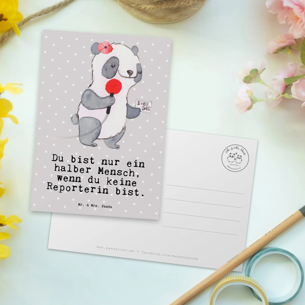 Postkarte Reporterin mit Herz Postkarte, Karte, Geschenkkarte, Grußkarte, Einladung, Ansichtskarte, Geburtstagskarte, Einladungskarte, Dankeskarte, Ansichtskarten, Einladung Geburtstag, Einladungskarten Geburtstag, Beruf, Ausbildung, Jubiläum, Abschied, Rente, Kollege, Kollegin, Geschenk, Schenken, Arbeitskollege, Mitarbeiter, Firma, Danke, Dankeschön