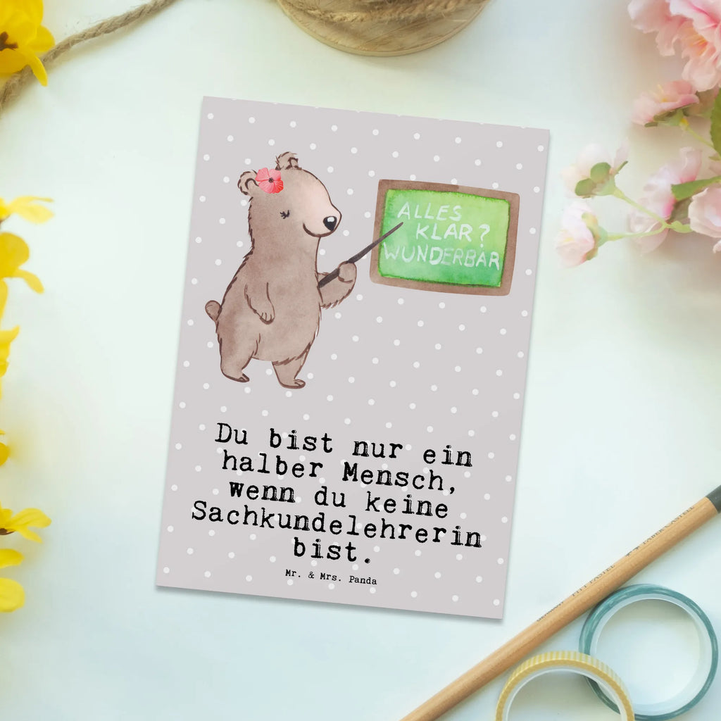 Postkarte Sachkundelehrerin mit Herz Postkarte, Karte, Geschenkkarte, Grußkarte, Einladung, Ansichtskarte, Geburtstagskarte, Einladungskarte, Dankeskarte, Ansichtskarten, Einladung Geburtstag, Einladungskarten Geburtstag, Beruf, Ausbildung, Jubiläum, Abschied, Rente, Kollege, Kollegin, Geschenk, Schenken, Arbeitskollege, Mitarbeiter, Firma, Danke, Dankeschön, Sachkundelehrerin, Sachkundeunterricht, Schule, Grundschule