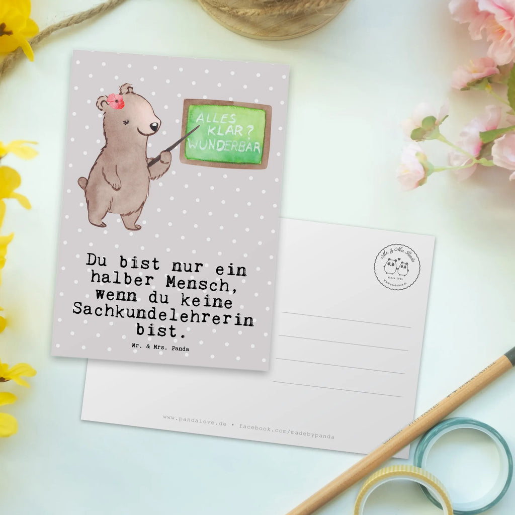 Postkarte Sachkundelehrerin mit Herz Postkarte, Karte, Geschenkkarte, Grußkarte, Einladung, Ansichtskarte, Geburtstagskarte, Einladungskarte, Dankeskarte, Ansichtskarten, Einladung Geburtstag, Einladungskarten Geburtstag, Beruf, Ausbildung, Jubiläum, Abschied, Rente, Kollege, Kollegin, Geschenk, Schenken, Arbeitskollege, Mitarbeiter, Firma, Danke, Dankeschön, Sachkundelehrerin, Sachkundeunterricht, Schule, Grundschule