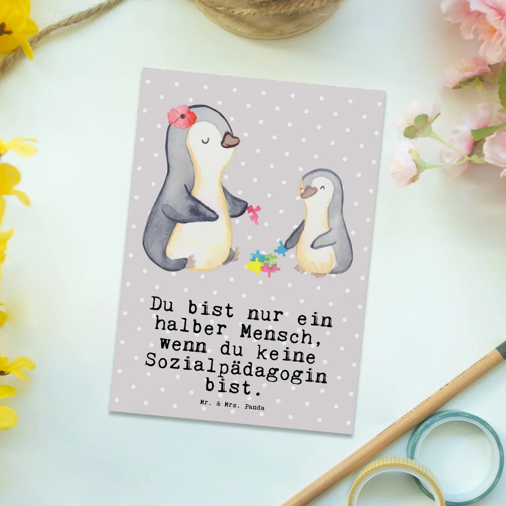 Postkarte Sozialpädagogin mit Herz Postkarte, Karte, Geschenkkarte, Grußkarte, Einladung, Ansichtskarte, Geburtstagskarte, Einladungskarte, Dankeskarte, Ansichtskarten, Einladung Geburtstag, Einladungskarten Geburtstag, Beruf, Ausbildung, Jubiläum, Abschied, Rente, Kollege, Kollegin, Geschenk, Schenken, Arbeitskollege, Mitarbeiter, Firma, Danke, Dankeschön