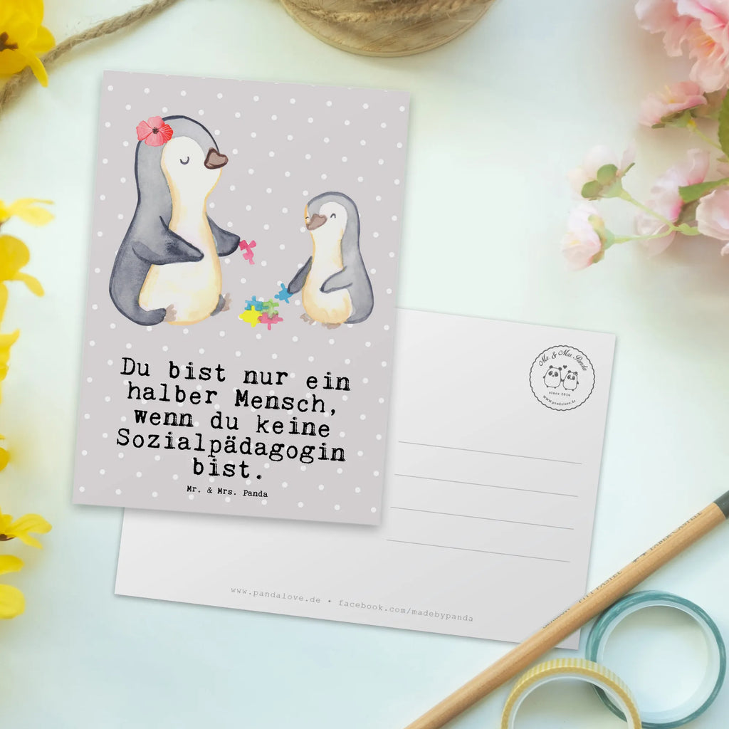 Postkarte Sozialpädagogin mit Herz Postkarte, Karte, Geschenkkarte, Grußkarte, Einladung, Ansichtskarte, Geburtstagskarte, Einladungskarte, Dankeskarte, Ansichtskarten, Einladung Geburtstag, Einladungskarten Geburtstag, Beruf, Ausbildung, Jubiläum, Abschied, Rente, Kollege, Kollegin, Geschenk, Schenken, Arbeitskollege, Mitarbeiter, Firma, Danke, Dankeschön