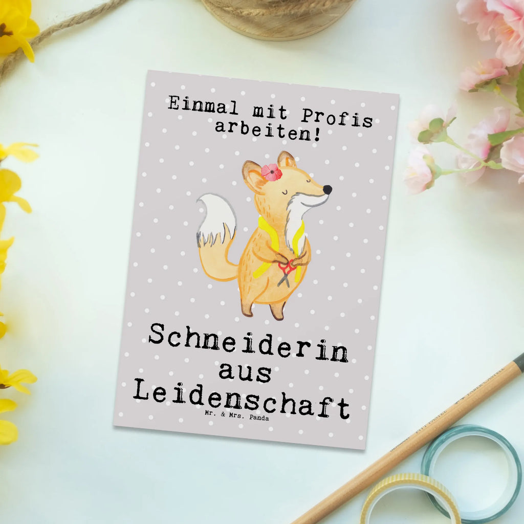 Postkarte Schneiderin aus Leidenschaft Postkarte, Karte, Geschenkkarte, Grußkarte, Einladung, Ansichtskarte, Geburtstagskarte, Einladungskarte, Dankeskarte, Ansichtskarten, Einladung Geburtstag, Einladungskarten Geburtstag, Beruf, Ausbildung, Jubiläum, Abschied, Rente, Kollege, Kollegin, Geschenk, Schenken, Arbeitskollege, Mitarbeiter, Firma, Danke, Dankeschön