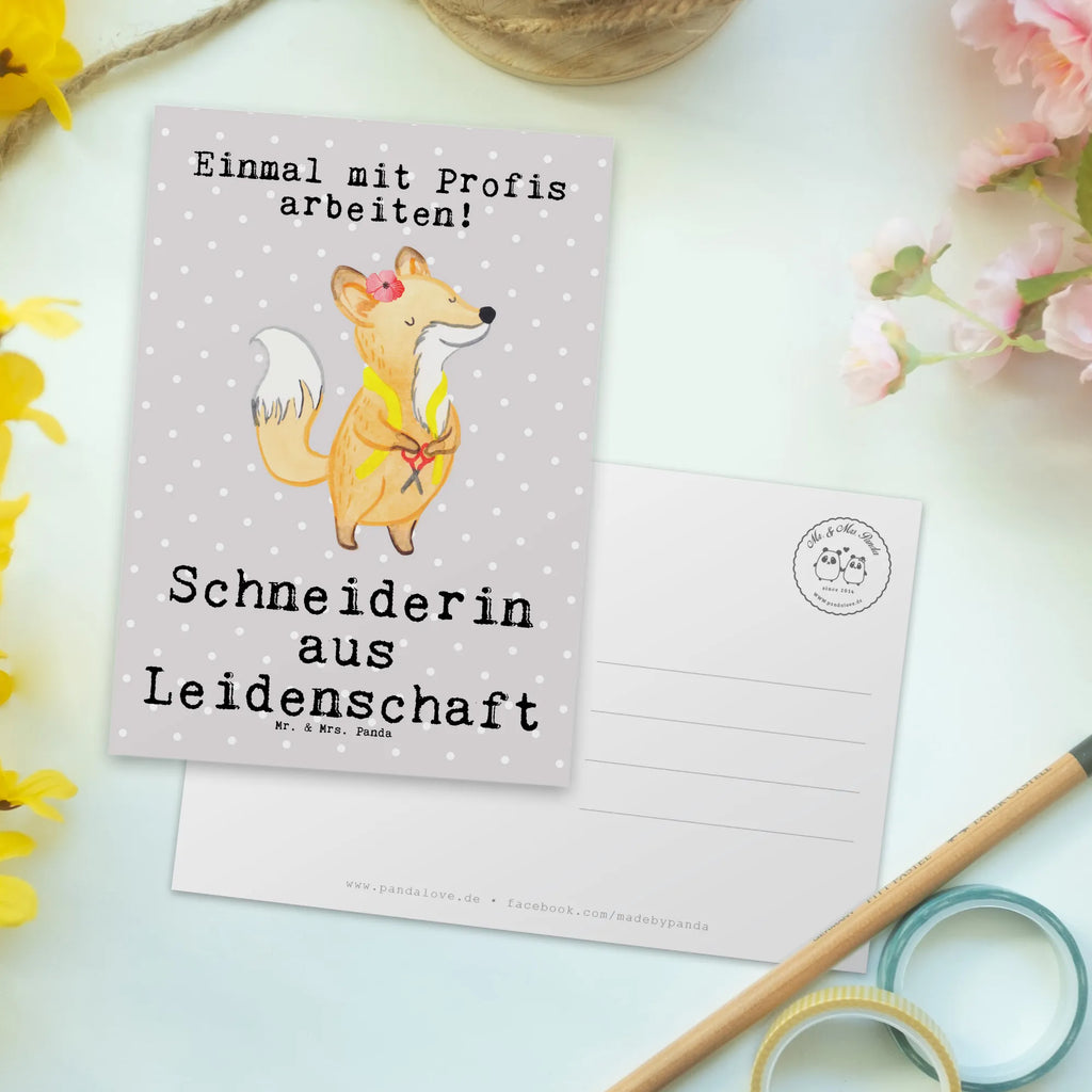 Postkarte Schneiderin aus Leidenschaft Postkarte, Karte, Geschenkkarte, Grußkarte, Einladung, Ansichtskarte, Geburtstagskarte, Einladungskarte, Dankeskarte, Ansichtskarten, Einladung Geburtstag, Einladungskarten Geburtstag, Beruf, Ausbildung, Jubiläum, Abschied, Rente, Kollege, Kollegin, Geschenk, Schenken, Arbeitskollege, Mitarbeiter, Firma, Danke, Dankeschön