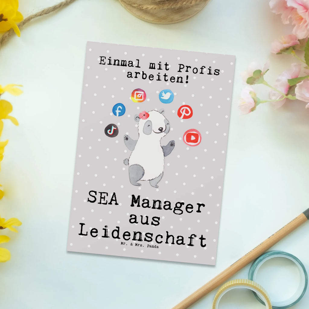 Postkarte SEA Manager aus Leidenschaft Postkarte, Karte, Geschenkkarte, Grußkarte, Einladung, Ansichtskarte, Geburtstagskarte, Einladungskarte, Dankeskarte, Ansichtskarten, Einladung Geburtstag, Einladungskarten Geburtstag, Beruf, Ausbildung, Jubiläum, Abschied, Rente, Kollege, Kollegin, Geschenk, Schenken, Arbeitskollege, Mitarbeiter, Firma, Danke, Dankeschön, SEA Manager, Suchmaschinenwerbung, Suchmaschinenmarketing