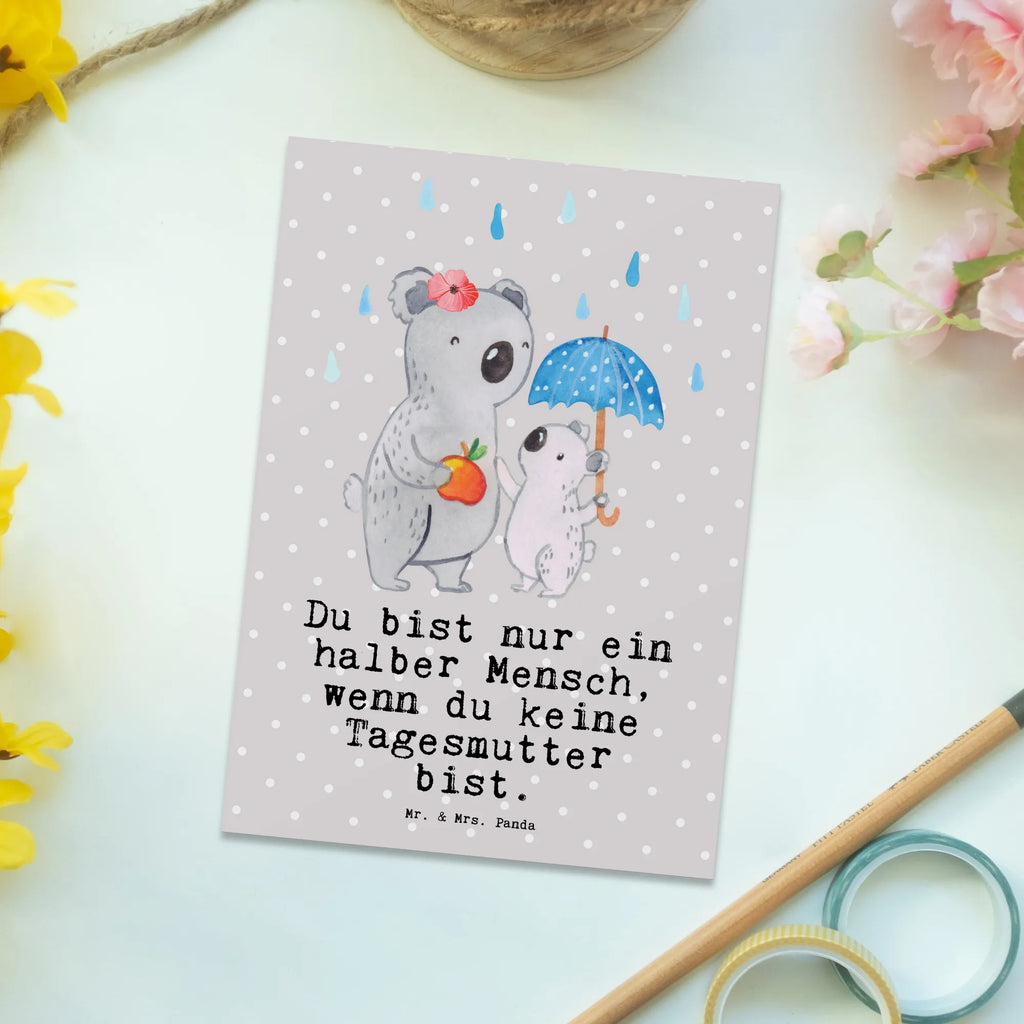 Postkarte Tagesmutter mit Herz Postkarte, Karte, Geschenkkarte, Grußkarte, Einladung, Ansichtskarte, Geburtstagskarte, Einladungskarte, Dankeskarte, Ansichtskarten, Einladung Geburtstag, Einladungskarten Geburtstag, Beruf, Ausbildung, Jubiläum, Abschied, Rente, Kollege, Kollegin, Geschenk, Schenken, Arbeitskollege, Mitarbeiter, Firma, Danke, Dankeschön