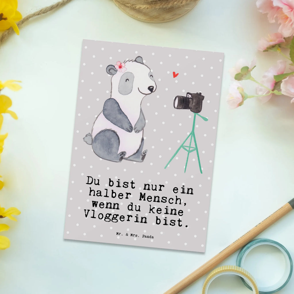 Postkarte Vloggerin mit Herz Postkarte, Karte, Geschenkkarte, Grußkarte, Einladung, Ansichtskarte, Geburtstagskarte, Einladungskarte, Dankeskarte, Ansichtskarten, Einladung Geburtstag, Einladungskarten Geburtstag, Beruf, Ausbildung, Jubiläum, Abschied, Rente, Kollege, Kollegin, Geschenk, Schenken, Arbeitskollege, Mitarbeiter, Firma, Danke, Dankeschön