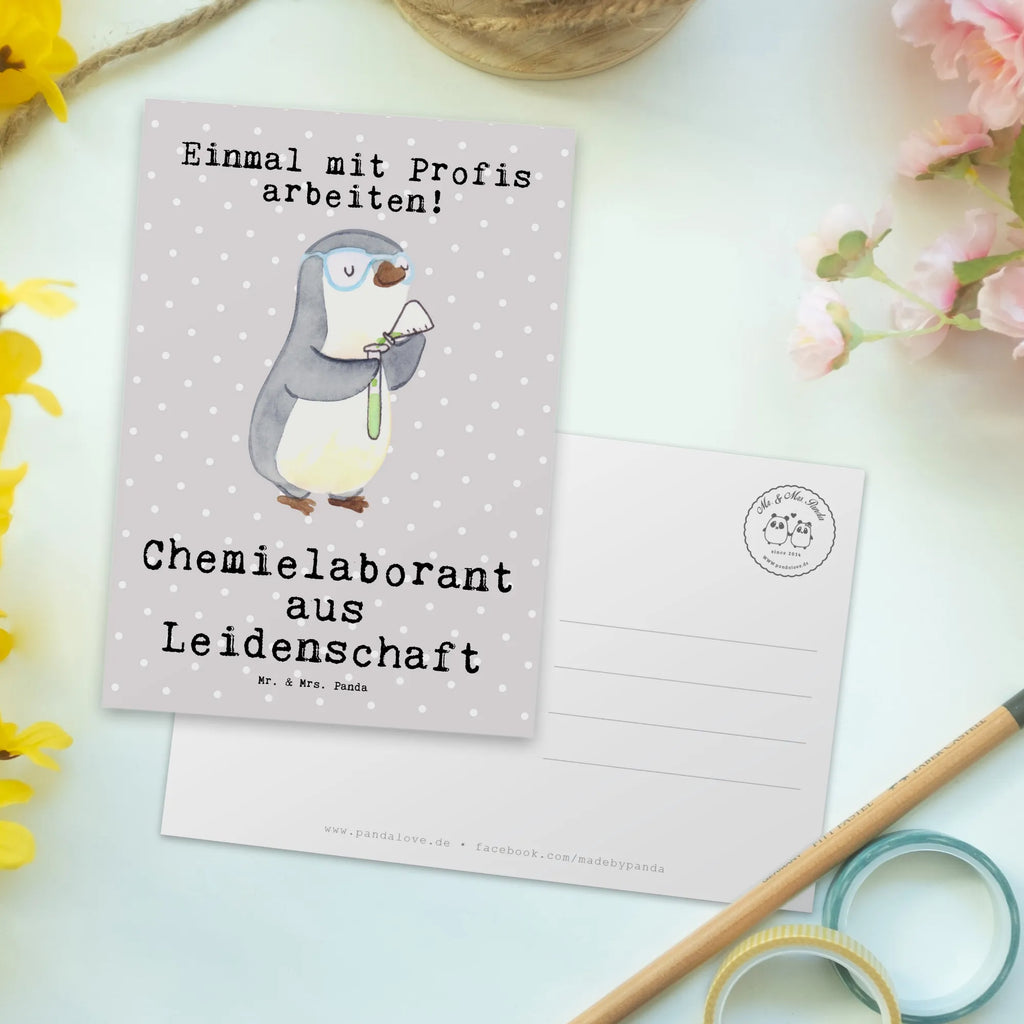 Postkarte Chemielaborant aus Leidenschaft Postkarte, Karte, Geschenkkarte, Grußkarte, Einladung, Ansichtskarte, Geburtstagskarte, Einladungskarte, Dankeskarte, Ansichtskarten, Einladung Geburtstag, Einladungskarten Geburtstag, Beruf, Ausbildung, Jubiläum, Abschied, Rente, Kollege, Kollegin, Geschenk, Schenken, Arbeitskollege, Mitarbeiter, Firma, Danke, Dankeschön, Chemiker, Chemielaborant, Naturwissenschaftler, Labor, Studium, Forschung, Wissenschaftler