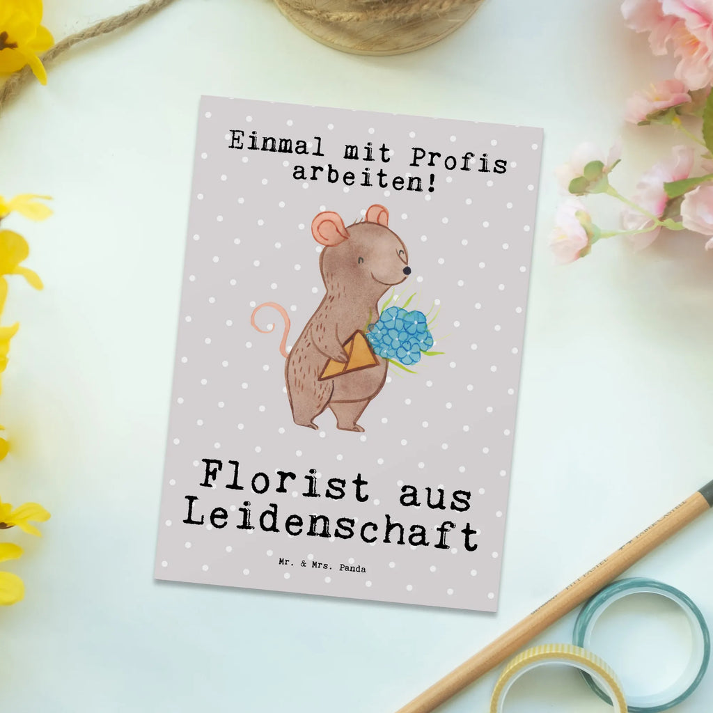 Postkarte Florist aus Leidenschaft Postkarte, Karte, Geschenkkarte, Grußkarte, Einladung, Ansichtskarte, Geburtstagskarte, Einladungskarte, Dankeskarte, Ansichtskarten, Einladung Geburtstag, Einladungskarten Geburtstag, Beruf, Ausbildung, Jubiläum, Abschied, Rente, Kollege, Kollegin, Geschenk, Schenken, Arbeitskollege, Mitarbeiter, Firma, Danke, Dankeschön, Blumenhändler, Florist, Blumenlanden, Blumenprofi