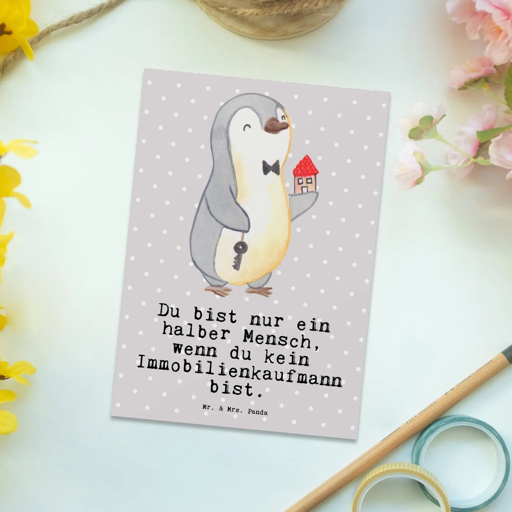 Postkarte Immobilienkaufmann mit Herz Postkarte, Karte, Geschenkkarte, Grußkarte, Einladung, Ansichtskarte, Geburtstagskarte, Einladungskarte, Dankeskarte, Ansichtskarten, Einladung Geburtstag, Einladungskarten Geburtstag, Beruf, Ausbildung, Jubiläum, Abschied, Rente, Kollege, Kollegin, Geschenk, Schenken, Arbeitskollege, Mitarbeiter, Firma, Danke, Dankeschön, Immobilienmakler, Immobilienhändler, Immobilienkaufmann, Immobilienbüro