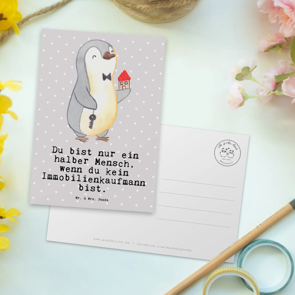 Postkarte Immobilienkaufmann mit Herz Postkarte, Karte, Geschenkkarte, Grußkarte, Einladung, Ansichtskarte, Geburtstagskarte, Einladungskarte, Dankeskarte, Ansichtskarten, Einladung Geburtstag, Einladungskarten Geburtstag, Beruf, Ausbildung, Jubiläum, Abschied, Rente, Kollege, Kollegin, Geschenk, Schenken, Arbeitskollege, Mitarbeiter, Firma, Danke, Dankeschön, Immobilienmakler, Immobilienhändler, Immobilienkaufmann, Immobilienbüro