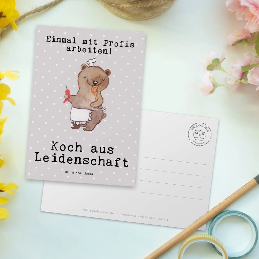 Postkarte Koch aus Leidenschaft Postkarte, Karte, Geschenkkarte, Grußkarte, Einladung, Ansichtskarte, Geburtstagskarte, Einladungskarte, Dankeskarte, Ansichtskarten, Einladung Geburtstag, Einladungskarten Geburtstag, Beruf, Ausbildung, Jubiläum, Abschied, Rente, Kollege, Kollegin, Geschenk, Schenken, Arbeitskollege, Mitarbeiter, Firma, Danke, Dankeschön, Koch, Chefkoch, Küchenchef, Küchenmeister, Schiffskoch, Sternekoch, Fernsehkoch, Restaurant