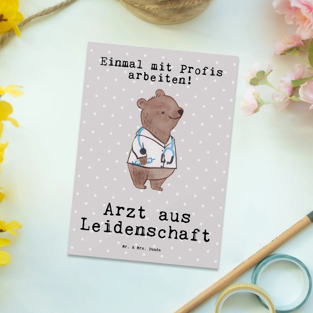 Postkarte Arzt aus Leidenschaft Postkarte, Karte, Geschenkkarte, Grußkarte, Einladung, Ansichtskarte, Geburtstagskarte, Einladungskarte, Dankeskarte, Ansichtskarten, Einladung Geburtstag, Einladungskarten Geburtstag, Beruf, Ausbildung, Jubiläum, Abschied, Rente, Kollege, Kollegin, Geschenk, Schenken, Arbeitskollege, Mitarbeiter, Firma, Danke, Dankeschön, Arzt, Hausarzt, Mediziner, Doktor, Medizinstudium, Doktortitel, Arztpraxis