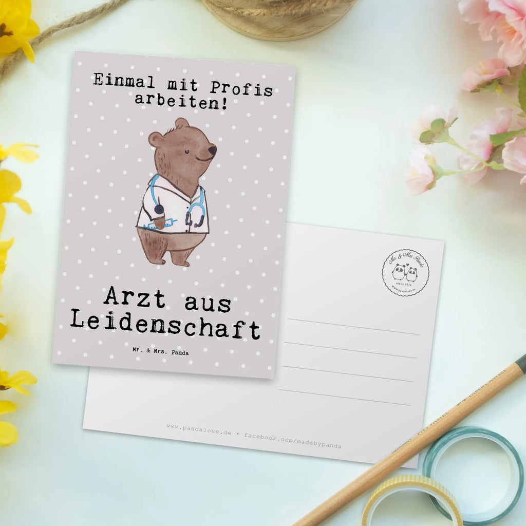 Postkarte Arzt aus Leidenschaft Postkarte, Karte, Geschenkkarte, Grußkarte, Einladung, Ansichtskarte, Geburtstagskarte, Einladungskarte, Dankeskarte, Ansichtskarten, Einladung Geburtstag, Einladungskarten Geburtstag, Beruf, Ausbildung, Jubiläum, Abschied, Rente, Kollege, Kollegin, Geschenk, Schenken, Arbeitskollege, Mitarbeiter, Firma, Danke, Dankeschön, Arzt, Hausarzt, Mediziner, Doktor, Medizinstudium, Doktortitel, Arztpraxis