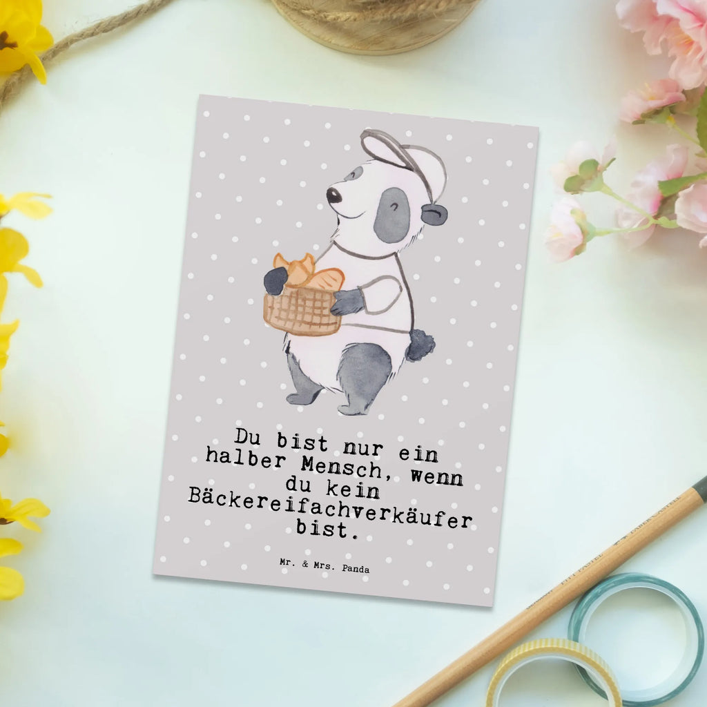 Postkarte Bäckereifachverkäufer mit Herz Postkarte, Karte, Geschenkkarte, Grußkarte, Einladung, Ansichtskarte, Geburtstagskarte, Einladungskarte, Dankeskarte, Ansichtskarten, Einladung Geburtstag, Einladungskarten Geburtstag, Beruf, Ausbildung, Jubiläum, Abschied, Rente, Kollege, Kollegin, Geschenk, Schenken, Arbeitskollege, Mitarbeiter, Firma, Danke, Dankeschön, Bäckereifachverkäufer, Backwarenverkäufer, Bäckerei, Backstube, Bäckerladen, Brotmanufaktur