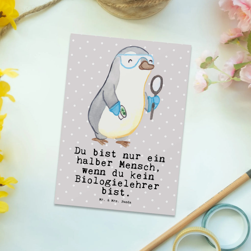 Postkarte Biologielehrer mit Herz Postkarte, Karte, Geschenkkarte, Grußkarte, Einladung, Ansichtskarte, Geburtstagskarte, Einladungskarte, Dankeskarte, Ansichtskarten, Einladung Geburtstag, Einladungskarten Geburtstag, Beruf, Ausbildung, Jubiläum, Abschied, Rente, Kollege, Kollegin, Geschenk, Schenken, Arbeitskollege, Mitarbeiter, Firma, Danke, Dankeschön, Biologielehrer, Biolehrer, Biounterricht, Biologie, Schule, Grundschule