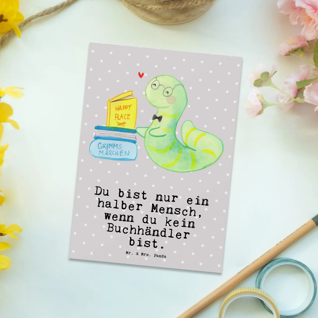 Postkarte Buchhändler mit Herz Postkarte, Karte, Geschenkkarte, Grußkarte, Einladung, Ansichtskarte, Geburtstagskarte, Einladungskarte, Dankeskarte, Ansichtskarten, Einladung Geburtstag, Einladungskarten Geburtstag, Beruf, Ausbildung, Jubiläum, Abschied, Rente, Kollege, Kollegin, Geschenk, Schenken, Arbeitskollege, Mitarbeiter, Firma, Danke, Dankeschön, Buchhändler, Buchhandlung, Buchverkäufer, Bibliothekar, Bücherwurm