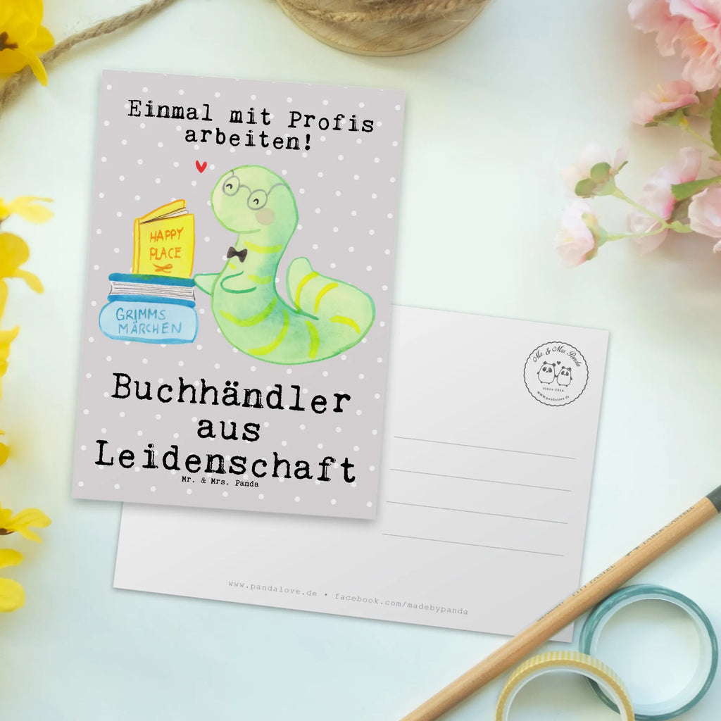 Postkarte Buchhändler Leidenschaft Postkarte, Karte, Geschenkkarte, Grußkarte, Einladung, Ansichtskarte, Geburtstagskarte, Einladungskarte, Dankeskarte, Ansichtskarten, Einladung Geburtstag, Einladungskarten Geburtstag, Beruf, Ausbildung, Jubiläum, Abschied, Rente, Kollege, Kollegin, Geschenk, Schenken, Arbeitskollege, Mitarbeiter, Firma, Danke, Dankeschön, Buchhändler, Buchhandlung, Buchverkäufer, Bibliothekar, Bücherwurm