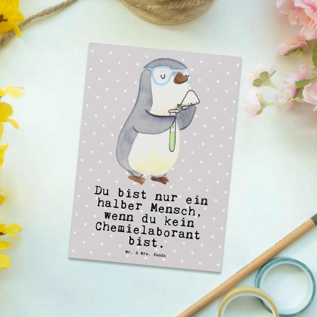 Postkarte Chemielaborant mit Herz Postkarte, Karte, Geschenkkarte, Grußkarte, Einladung, Ansichtskarte, Geburtstagskarte, Einladungskarte, Dankeskarte, Ansichtskarten, Einladung Geburtstag, Einladungskarten Geburtstag, Beruf, Ausbildung, Jubiläum, Abschied, Rente, Kollege, Kollegin, Geschenk, Schenken, Arbeitskollege, Mitarbeiter, Firma, Danke, Dankeschön, Chemiker, Chemielaborant, Naturwissenschaftler, Labor, Studium, Forschung, Wissenschaftler